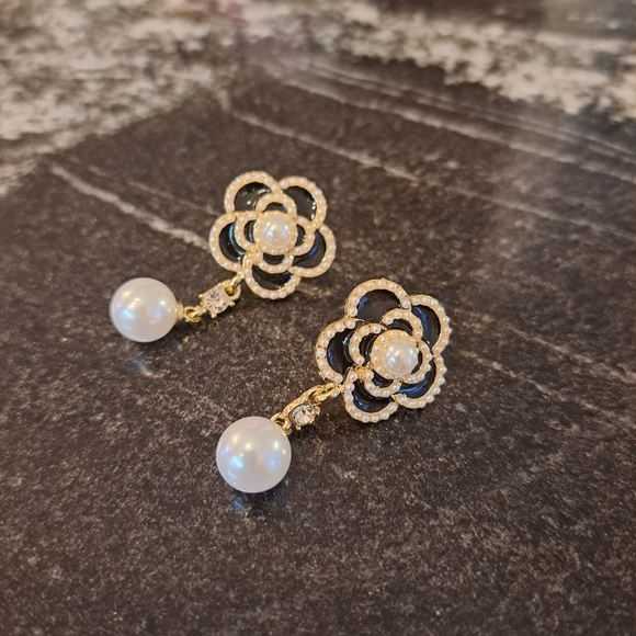 Black flower with pearl like dangling earrings - Picture 2 of 6
